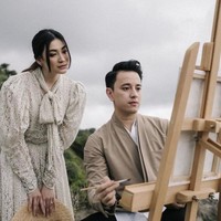 Begini penampilan keduanya saat melakukan pemotretan prewedding di pantai. Sangat serasi bukan? Foto: Instagram/@caliaphoto