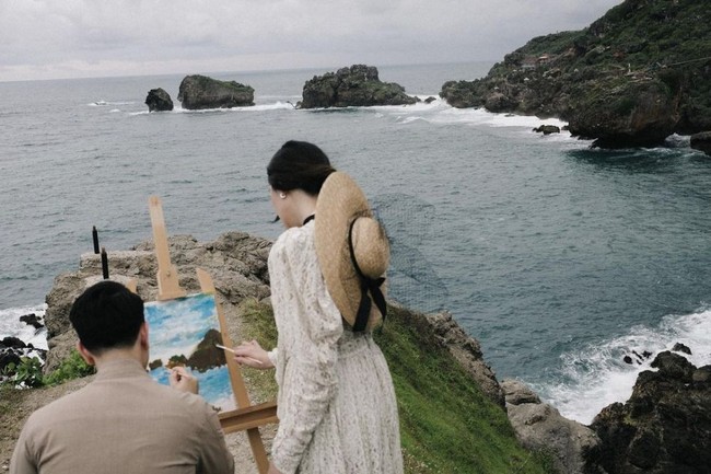 Kali ini Patricia memilih gaun panjang brukat berwarna broken white. Penampilannya terlihat kompak dengan Billy yang mengenakan outer berwarna coklat. Foto: Instagram/@caliaphoto