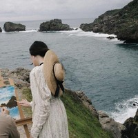 Kali ini Patricia memilih gaun panjang brukat berwarna broken white. Penampilannya terlihat kompak dengan Billy yang mengenakan outer berwarna coklat. Foto: Instagram/@caliaphoto