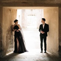 Keduanya tampak serasi dengan busana berwarna senada. Patricia tampak mengenakan gaun panjang berbelahan paha tinggi di bagian kiri dan kanan, sedangkan Billy memilih jas berwarna hitam yang senada dengan busana Patricia. Foto: Instagram/@pattdevdex