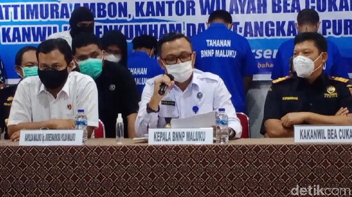 BNN Maluku bersama tim gabungan menggagalkan penyelundupan narkoba di Bandara Pattimura, Ambon. Hasilnya, 2 orang ditangkap (Muslimin/detikcom)