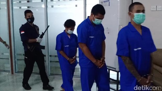 BNN Maluku bersama tim gabungan menggagalkan penyelundupan narkoba di Bandara Pattimura, Ambon. Hasilnya, 2 orang ditangkap (Muslimin/detikcom)
