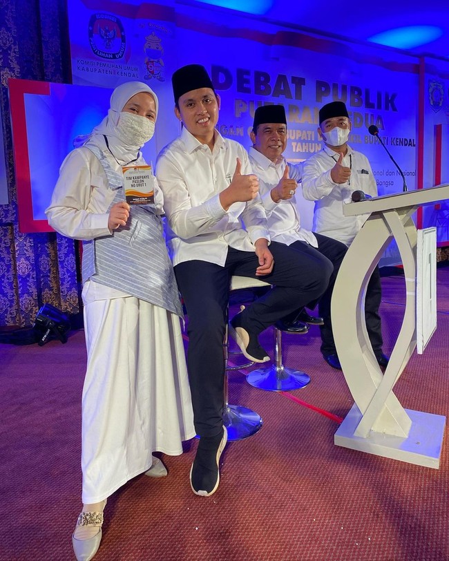 Suami Chacha Frederica, Dico M Ganinduto berhasil menang dalam gelaran Pilkada 2020 di Kendal, Jawa Tengah. Dico maju bersama wakilnya, Windu Suko Basuki. Keduanya mengalahkan pasangan Ali Nurudin-Yekti Handayani dan Tino Indra Wardono (PDIP)-M Mustamsikin (PPP). Foto: Instagram @chafrederica