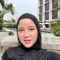Saat olahraga, Chacha memilih untuk memamai hijab yang sudah menyatu dengan busana renangnya. Wajah bareface Chacha tampak terlihat ketika ia selfie di tengah olahraga renangnya. Buat kamu para hijabers yang tidak mau repot saat berenang, bisa sontek gaya Chacha. Foto: Instagram @chafrederica