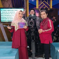 Chacha Frederica yang dikenal sebagai pembawa acara Islam Itu Indah di Transtv, memilih hijab segiempat pastel. Hijabnya dibentuk dengan menutupi bagian dada. Dia melengkapi penampilannya dengan inner bahan kaus agar bagian depan ramabut tidak terlihat. Foto: Instagram @chafrederica