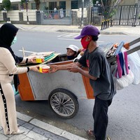 Chacha Frederica yang berdarah Belanda-Tionghoa-Jawa itu, juga mempunyai bisnis di bidang kuliner. Usahanya yang kini sudah memiliki beberapa cabang itu, membuat ia tak lupa untuk berbagi dengan sesama. Chacha tampak membagikan bubur goreng miliknya kepada orang yang membutuhkan. Foto: Instagram @chafrederica