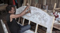 Emanuel memulai bisnis mebel dengan modal awal Rp 8 juta.