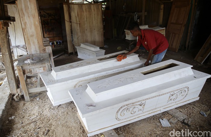 Emanuel Benani yang sebelumnya berkebun memberanikan diri beralih profesi menjadi pengusaha mebel. Warga Malaka, NTT, itu memulai bisnisnya dengan modal awal Rp 8 juta.