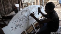 Pekerja sedang mengukir mebel di workshop milik Emanuel Benani yang terletak di Kabupaten Malaka, Timor Tengah Selatan, NTT. Membaca peluang bisnis yang cukup besar, Emanuel Benani memberanikan diri beralih profesi menjadi pengusaha mebel pada 2016 lalu.