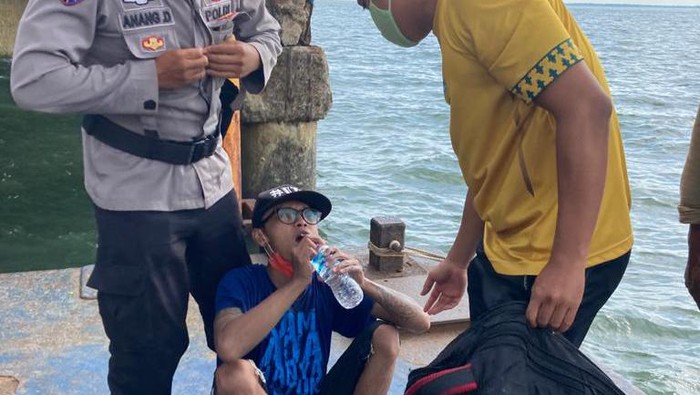 Dedik saat dievakuasi petugas karena nekat mau berlayar ke Malang pakai galon rakitan.