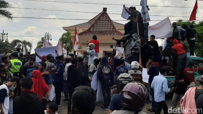 demo buruh di probolinggo