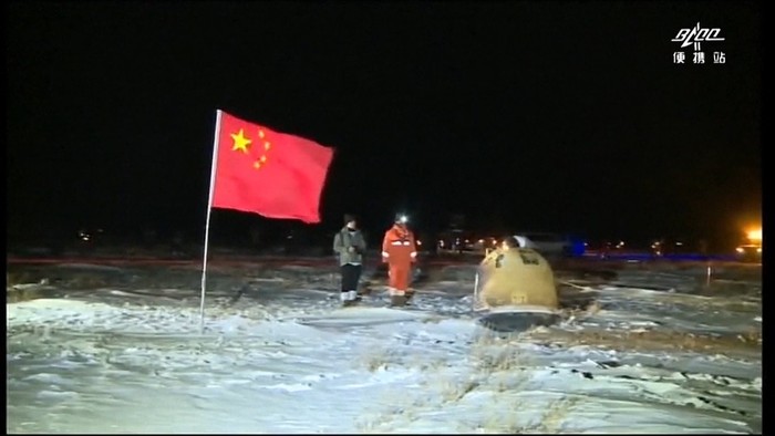 Sebuah pesawat luar angkasa China tak berawak yang membawa batu dan tanah dari Bulan tiba di Bumi pada Kamis (17/12) pagi waktu setempat. Pesawat antariksa yang dikenal Change-5 mendarat di Mongolia Dalam, China Utara.