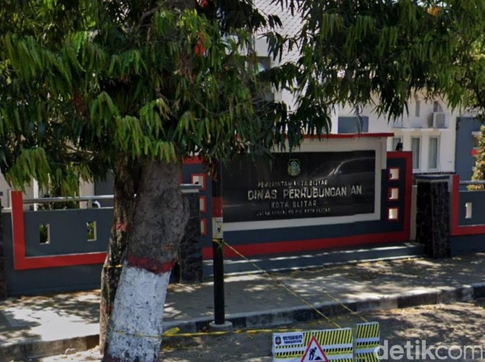 Klaster perkantoran dalam kasus COVID-19 di Kota Blitar meluas. Hari ini Dinas Perhubungan menutup kantor karena ada empat stafnya positif Corona.