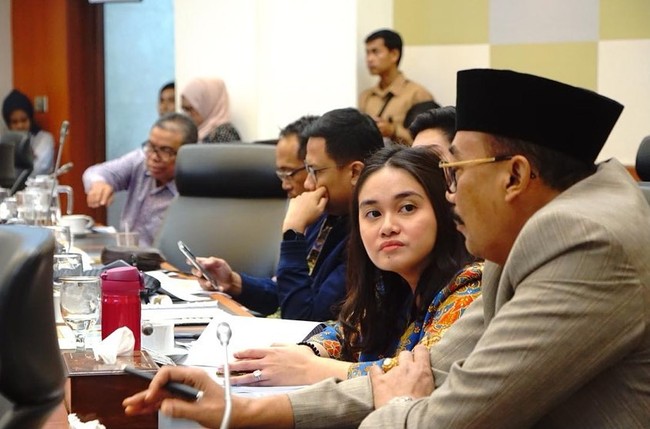 Setidaknya saya mulai dari diri sendiri deh. Saya tidak akan merusak karier dan masa depan yang masih panjang, ujar Farah yang mengaku ingin jadi politisi santun dan ramah tersebut, katanya lagi. (Foto: Instagram/@farahputerinahlia)