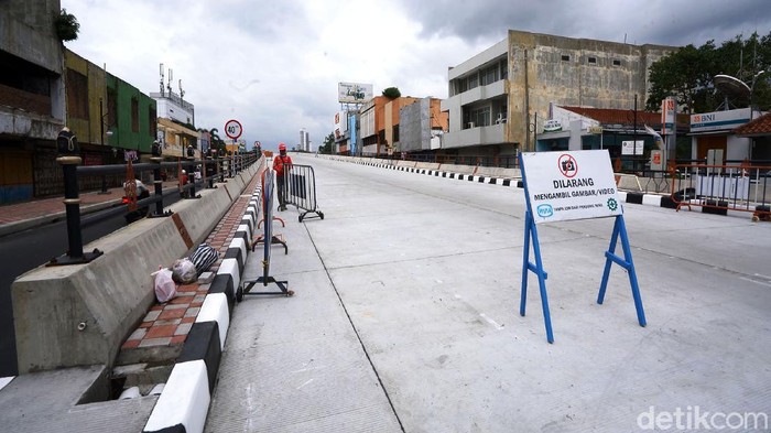 Pembangunan flyover Purwosari, Kota Solo, Jawa Tengah hampir rampung. Masyarakat dipersilakan melintas pada saat uji coba flyover untuk umum, 21-26 Desember 2020.