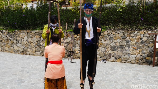Pengunjung bisa berinteraksi langsung dengan para pegawai yang berdandan ala orang lembur, lengkap dengan beberapa permainan tradisional sunda. (Foto: Whisnu Pradana/detikcom)