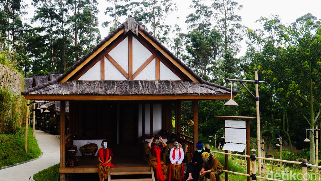 Menikmati Suasana Kampung Khas Sunda di Dusun Bambu yang