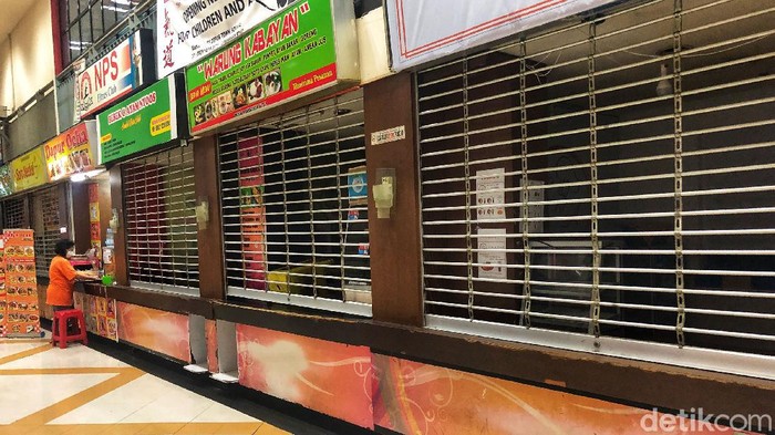 Gegara Corona, Tempat Makan di Mall Ini Sepi Begini kondisi food square di salah satu pusat perbelanjaan di Depok, Kamis (17/12/2020).
