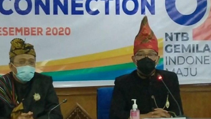 Gubernur Jabar Ridwan Kamil bersama Gubernur NTB Zulkieflimansyah di sela peringatan HUT ke-62 Provinsi NTB (ANTARA/Nur Imansyah)
