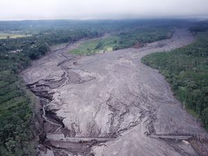 Material Vulkanik Gunung Semeru Terpantau Masih Menumpuk di Curah Kobokan