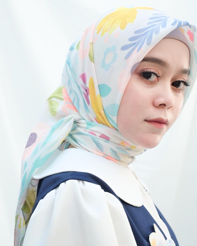 Selain berada di urutan lima, Lesti Kejora juga mendapat predikat Golden Face. Predikat ini bisa jadi merujuk pada Golden Ratio. Dalam dunia kecantikan, dikenal istilah Golden Ratio, yakni metode penghitungan matematis untuk mengukur proporsi sempurna dari wajah. Foto: Instagram @lestidaily