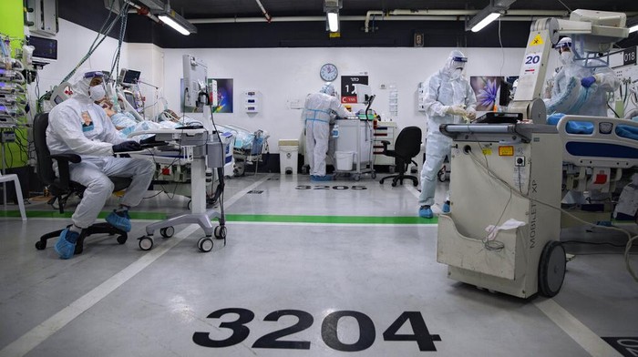 Rumah sakit di utara kota Haifa, Israel, terpaksa mengubah parkiran mobil menjadi ruang rawat pasien Corona karena ruang perawatan telah penuh.