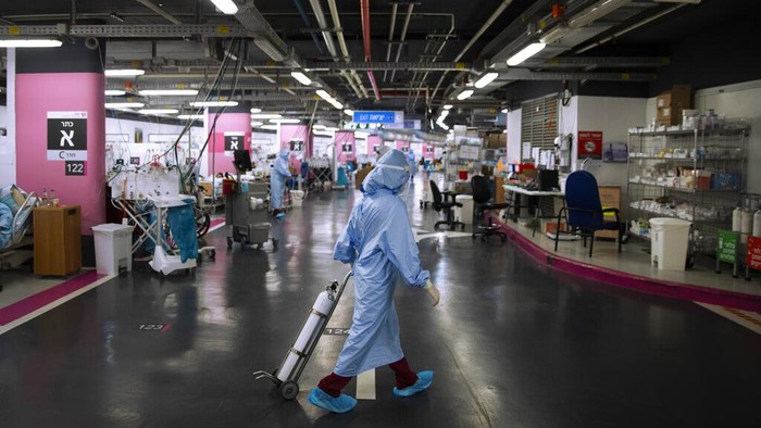 Rumah sakit di utara kota Haifa, Israel, terpaksa mengubah parkiran mobil menjadi ruang rawat pasien Corona karena ruang perawatan telah penuh.