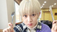 Pria yang bergabung ke Golden Child pada tahun 2017 ini sedang menikmati momen makannya. Ada yang bisa tebak makanan yang tengah dinikmati Jaehyun? Foto: Instagram gncd_jaehyun