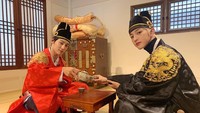 Minum teh pakai baju tradisional Korea, Jaehyun keliatan makin kece ya? Foto: Instagram gncd_jaehyun