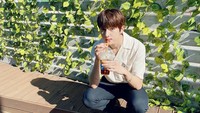 Pria 21 tahun ini tampil dengan outfit kekinian. Fotonya saat minum es kopi pun terlihat estetis. Foto: Instagram gncd_jaehyun