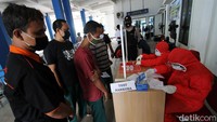 Sopir bus antre untuk mengecek kesehatannya.