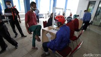 Sejumlah sopir bus mengikuti rangkaian interview cek kesehatan mulai gula darah hingga tes urin di dalam Terminal Tirtonadi.