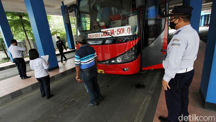 Sejumlah supir bus mengikuti rangkaian interview cek kesehatan mulai gula darah hingga tes urin di dalam Terminal Tirtonadi, Solo, Jawa Tengah, Kamis (17/12). Rangakain pengecekan lampu serta rem bus juga dilakukan oleh petugas gabungan dinas kesehatan, kepolisian dan juga pihak terminal.