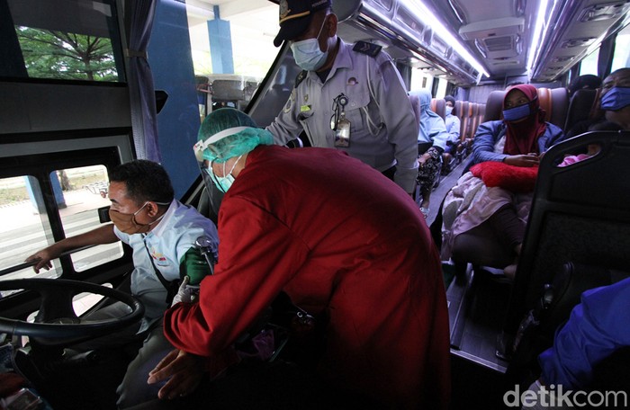 Sejumlah supir bus mengikuti rangkaian interview cek kesehatan mulai gula darah hingga tes urin di dalam Terminal Tirtonadi, Solo, Jawa Tengah, Kamis (17/12). Rangakain pengecekan lampu serta rem bus juga dilakukan oleh petugas gabungan dinas kesehatan, kepolisian dan juga pihak terminal.