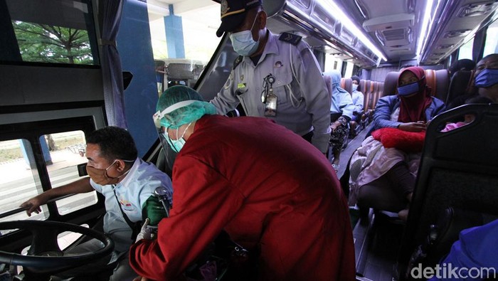 Jelang Libur Nataru, Sopir Bus Dicek Kesehatannya Sejumlah supir bus mengikuti rangkaian interview cek kesehatan mulai gula darah hingga tes urin di dalam Terminal Tirtonadi, Solo, Jawa Tengah, Kamis (17/12). Rangakain pengecekan lampu serta rem bus juga dilakukan oleh petugas gabungan dinas kesehatan, kepolisian dan juga pihak terminal.