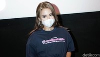 Ia pun memberikan kesan seksi dengan memamerkan perutnya tersebut. Pool/Palevi S/detikFoto.