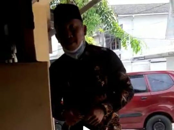 Kades di Klaten tebus sepatu di warung nasi-mi goreng.