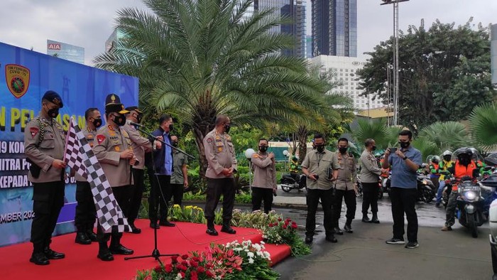 Kapolda metro Jaya Irjen Fadil Imran melepas tim pemburu COVID-19 dari komunitas ojol