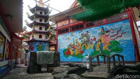 Di samping bangunan vihara juga ada kolam kecil yang mempercantik keberadaan bangunan cagar budaya ini.