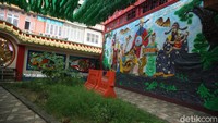 Di bagian belakang vihara, kamu bisa melihat taman kecil dengan lukisan dinding. Lukisan ini menggambarkan para dewa yang diyakini oleh Tri Darma.