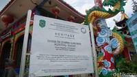 Di depan kelenteng tertulis dengan jelas bahwa bangunan ini termasuk cagar budaya di Singkawang.