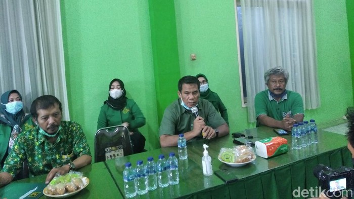 Ketua DPW PPP Kaltim Rusman Yaqub saat jumpa wartawan (Suriyatman/detikcom)