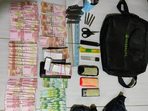 Konferensi pers pengungkapan kasus uang palsu di Polsekta Sungai Pinang
