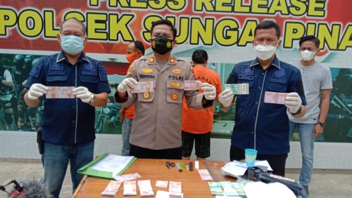 Konferensi pers pengungkapan kasus uang palsu di Polsekta Sungai Pinang