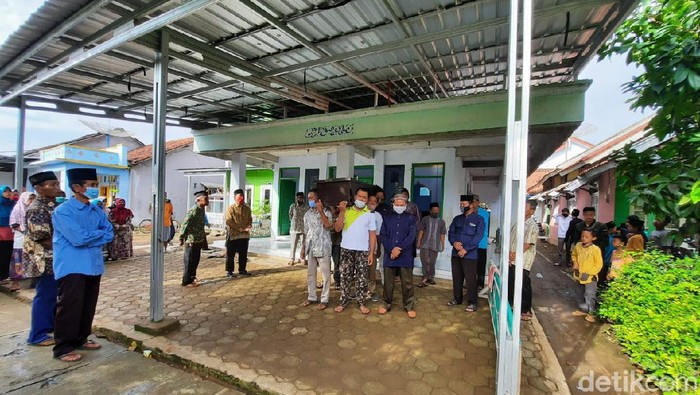 Korban mutilasi di Kalimalang, Kota Bekasi, Dony Saputra (24), dimakamkan di Kabupaten Cilacap, Jawa Tengah, Kamis (17/12/2020).