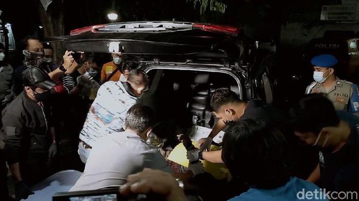 Polisi menembak mati seorang kurir narkoba di Surabaya. Tindakan tegas terukur dilakukan karena kurir tersebut melawan petugas dengan senjata api (senpi) rakitan.