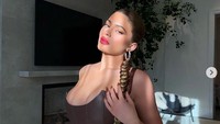 Dara berusia 23 tahun itu dinobatkan sebagai selebriti dengan pendapatan tertinggi di dunia dengan menghasilkan 530 juta dollar atau senilai Rp 8,3 triliun. Dok. Instagram/kyliejenner