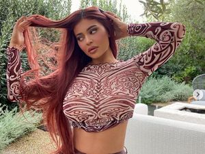 Promosi Makeup Terbaru, Kylie Jenner Pose Nyaris Tanpa Busana