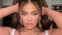 Pada posisi kedua ada iparnya, Kanye West, yang mendapatkan 170 juta dollar dan terpaut jauh dengan pemasukan Kylie Jenner. Dok. Instagram/kyliejenner