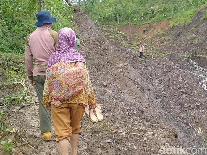 Lahan pertanian di Desa Bodas, Kecamatan Kandangserang, Kabupaten Pekalongan amblas, Kamis (17/12/2020).